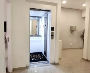 Elevador amplo e moderno garantindo acessibilidade e fácil locomoção para carrinhos e pessoas com mobilidade reduzida.