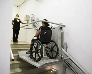 Corredores e acessos adaptados garantindo total inclusão, segurança e autonomia para todos os pacientes.