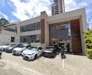 Fachada moderna e identificável do prédio comercial onde fica o consultório de psicologia infantil, com entrada acessível e bem localizada.