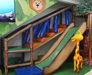 Área com playground lúdico e seguro para as crianças brincarem de forma leve e descontraída antes da sessão.