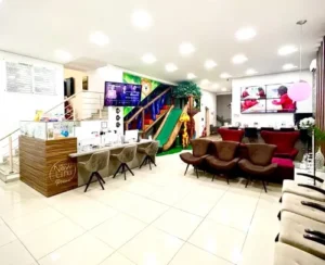 Ambiente de recepção limpo, organizado e confortável com poltronas para os pais aguardarem o atendimento.